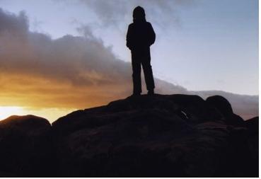 시내산의 일출을 보려면 일찍 도착해야 한다.  개인적으로 움직여야 했기 때문에 믿을 수 있는 현지 여행사의 추천으로 이집트인 운전사와 영어를 하는 이집트인 가이드 그리고 필자 세명이 미니벤을 타고 카이로에서 시내산을 향했다.  오후에 도착해서 저녁을 먹은 후 여관에서 잠시 눈을 붙이고 새벽 1시에 일어나서 라비에 갔더니 이미 세계 여러 나라에서 온 많은 사람들이 벌써 등산할 준비를 다 하고 있었다.  여관에서는 따뜻한 차와 약간의 음식을 제공했다.  시내산을 등산할 때엔 반드시 변동이 심한 기후에 대비해야 한다.  겹겹이 두껍게 입지 않으면 추위와 바람 때문에 견디기 힘들다.  준비해오지 않은 사람들을 위해 산 위에서 담요를 돈을 받고 빌려주기도 한다.  군데 군데 베두인족들이 간단한 음식이나 따뜻한 차를 팔기도하는데 추위에 떠는 사람들이 많아 발을 들여놓기도 힘들 정도다. 일출을 배경으로 필자의 사진을 한 장 기념으로 찍었다.
