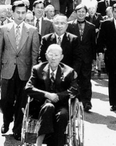 1997년 휠체어에 앉은 채로 준공된 영락교회 50주년 기념관을 돌아보고 있는 고 한경직 목사. 3년 뒤인 2000년 4월 19일 그는 소천했다.